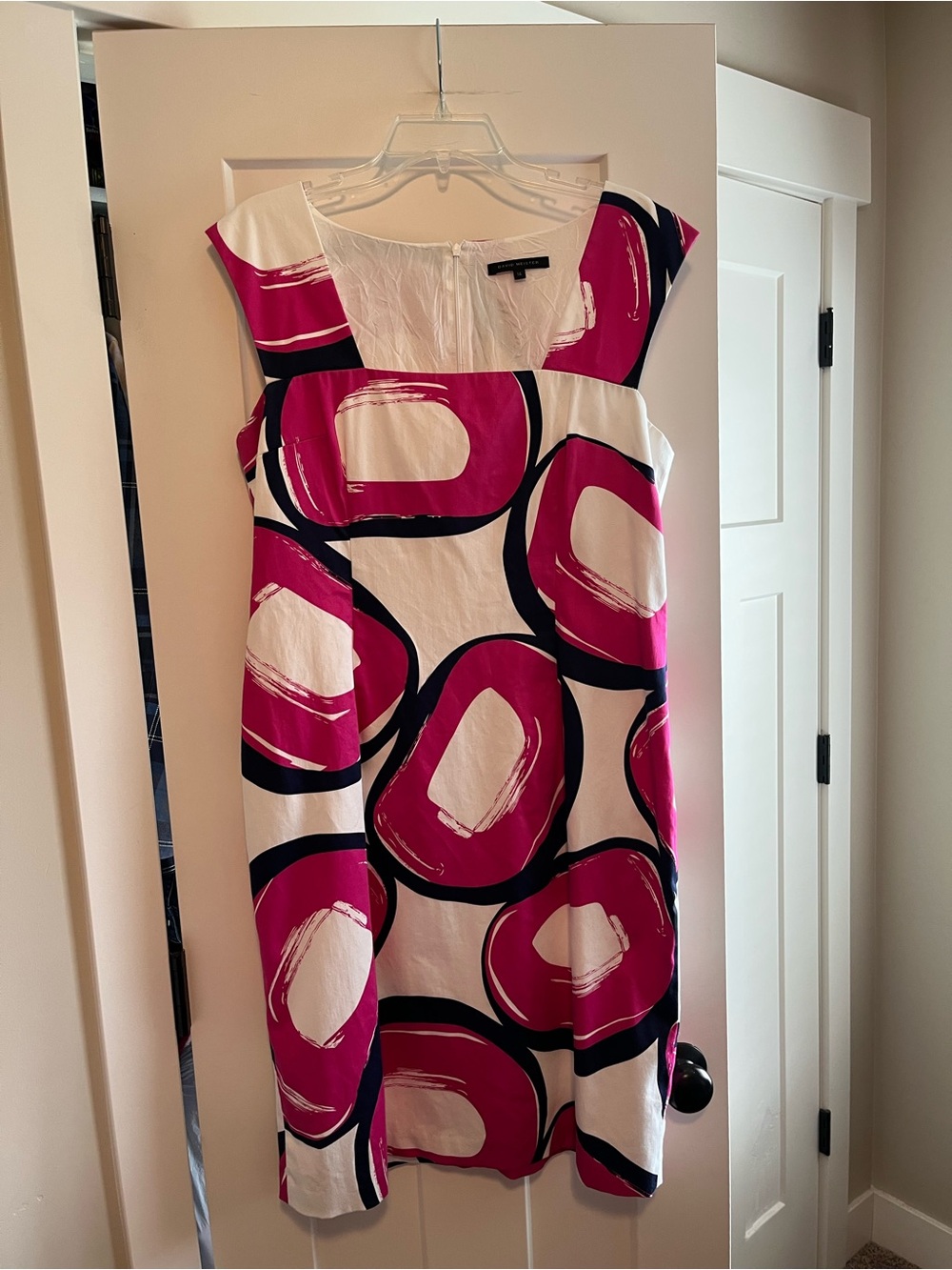 David Meister White Shift Dress with Fuchsia & Black Abstract Rings